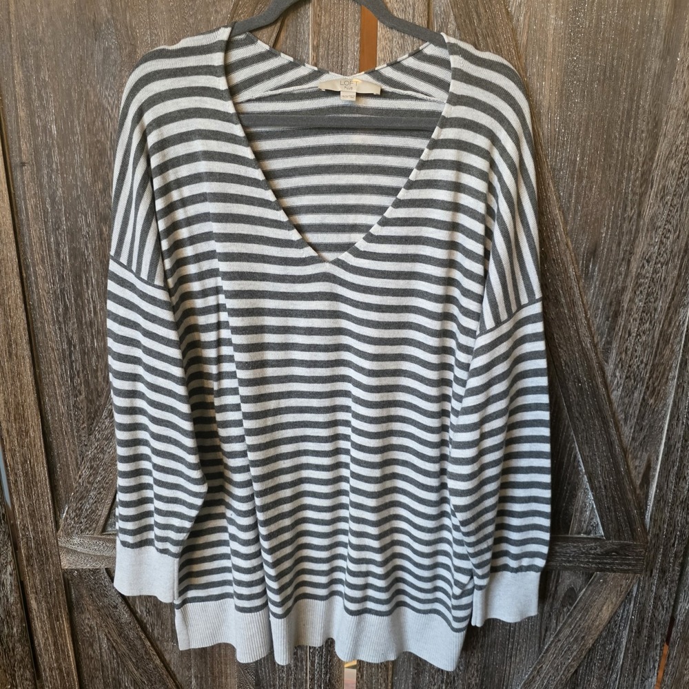 LOFT Sweater Women's Size 24/26 Gray & White Stripes V-Neck Tunic Long Sleeve